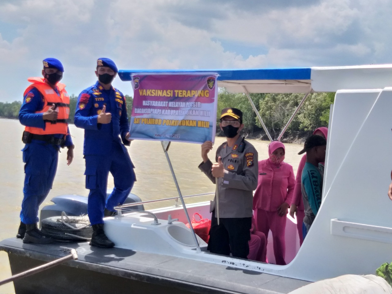 Satuan Polairud Polres Rohil Gelar Vaksinasi Terapung