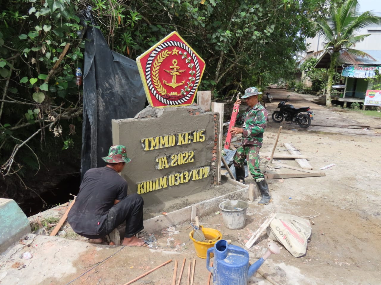 TNI Bangun Tugu TMMD Ke-115 Kodim 0313/KPR