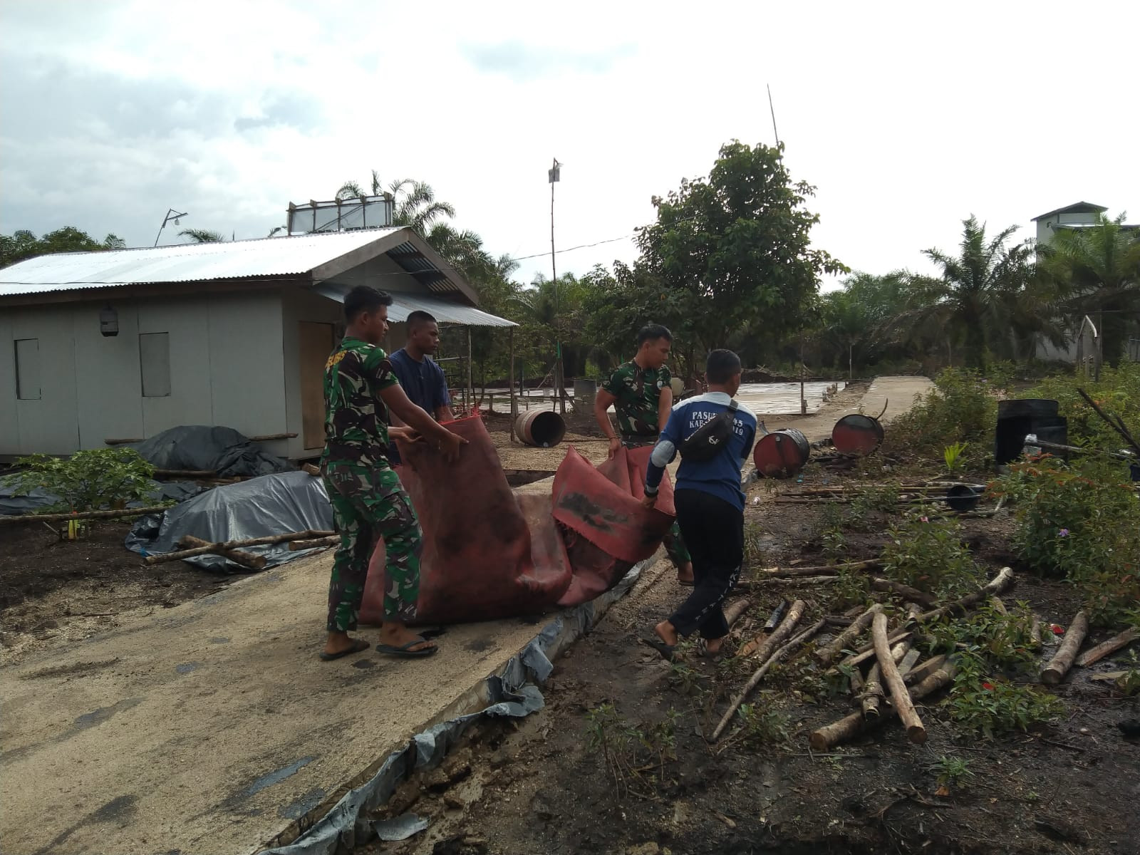 Jelang Penutupan Satgas TMMD Ke 115 Kodim 0313/KPR Bersihkan Puing Sisa Pengerjaan Jalan