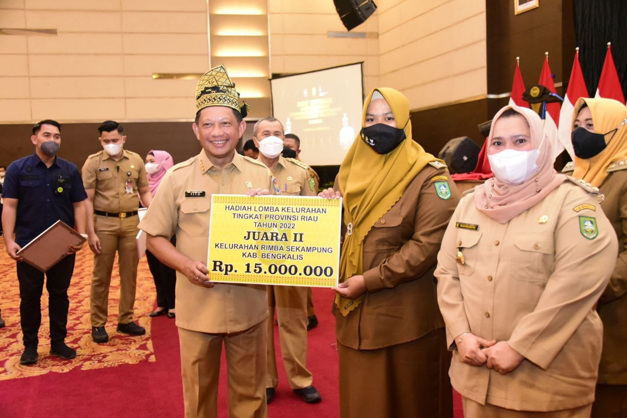 Mendagri Memberi Hormat Kepada Bupati Bengkalis