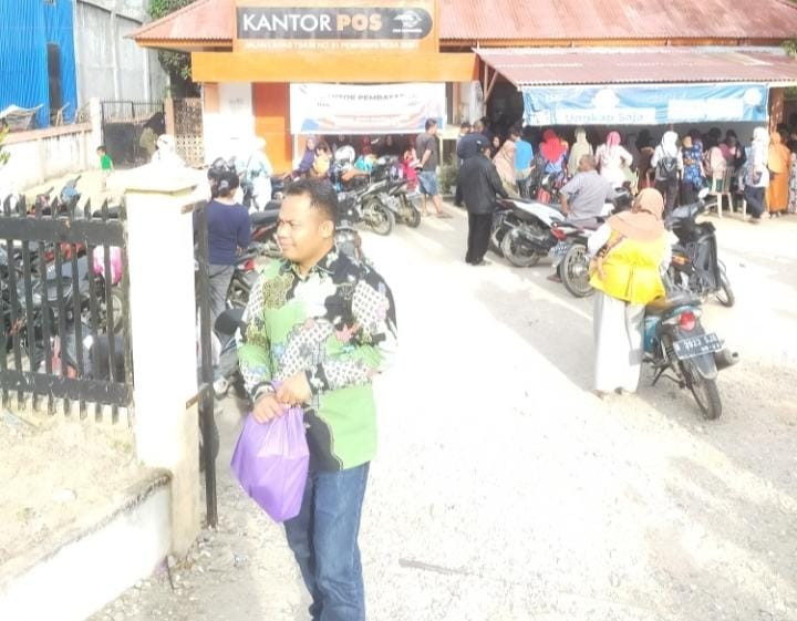 Anggota DPRD Inhu Tertangkap Kamera Wartawan Saat di Kantor Pos 