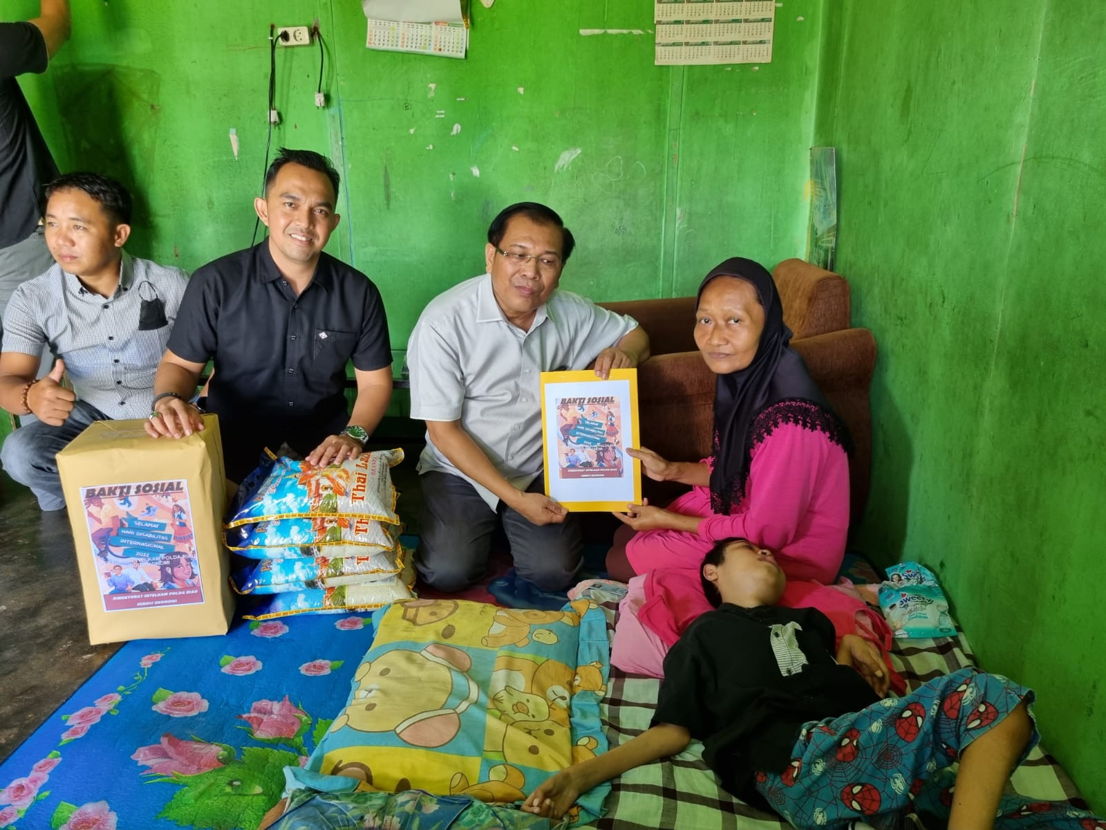 Direktorat Intelkam Polda Riau Memberikan Santunan Kepada Penyandang Disabilitas w