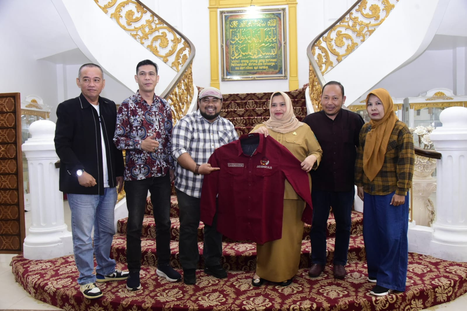 Audiensi Bersama Bupati, Kasmarni Terima Baju Kehormatan JMSI Bengkalis
