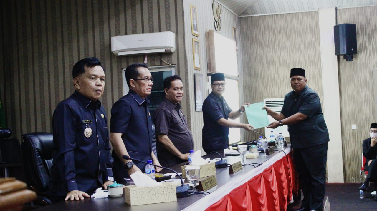 H. Asmar Hadiri Penyampaian Pandangan Fraksi DPRD Meranti