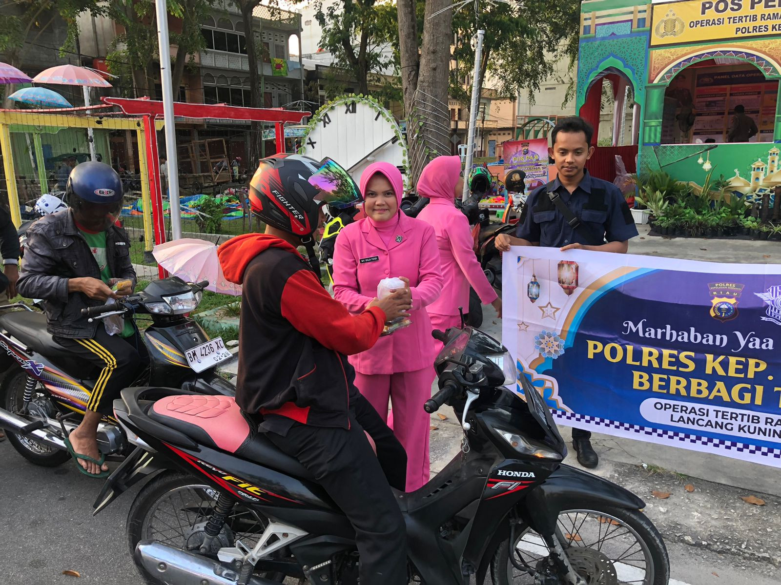 Satuan Intelkam Polres Meranti dan Bhayangkari Berbagi Takjil kepada Pengendara