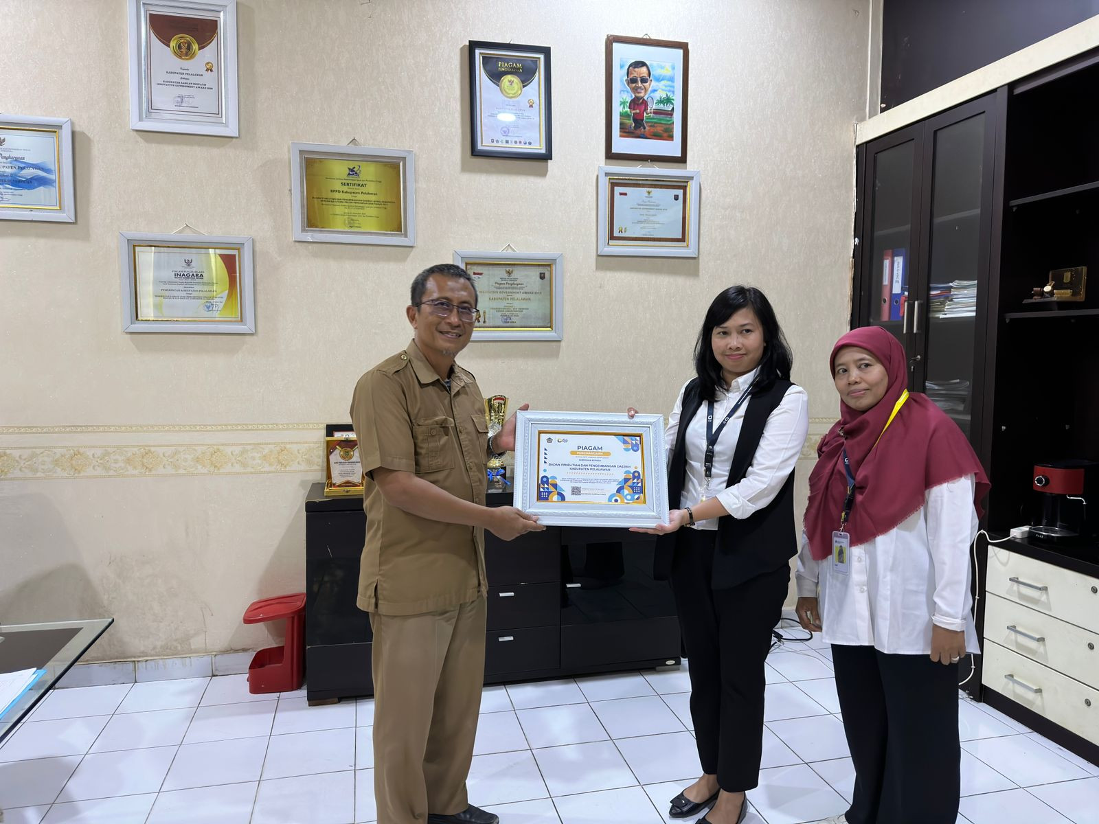 Balitbangda Pelalawan Terima Piagam Penghargaan Dari Direktorat Jendral Pajak