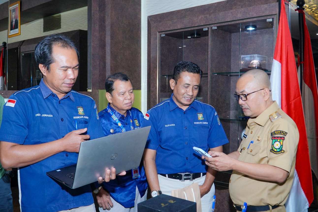 Pj Bupati Kampar Lakukan Pengisian KTP Digital ke Ponselnya