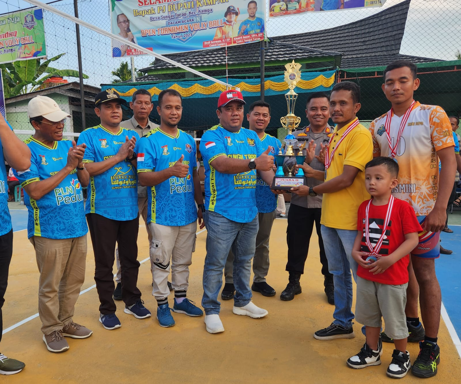 Tasma Puja Berikan Uang Pembinaan dan Fiala, Laga Final Open Turnamen Desa Sungai Tarap 