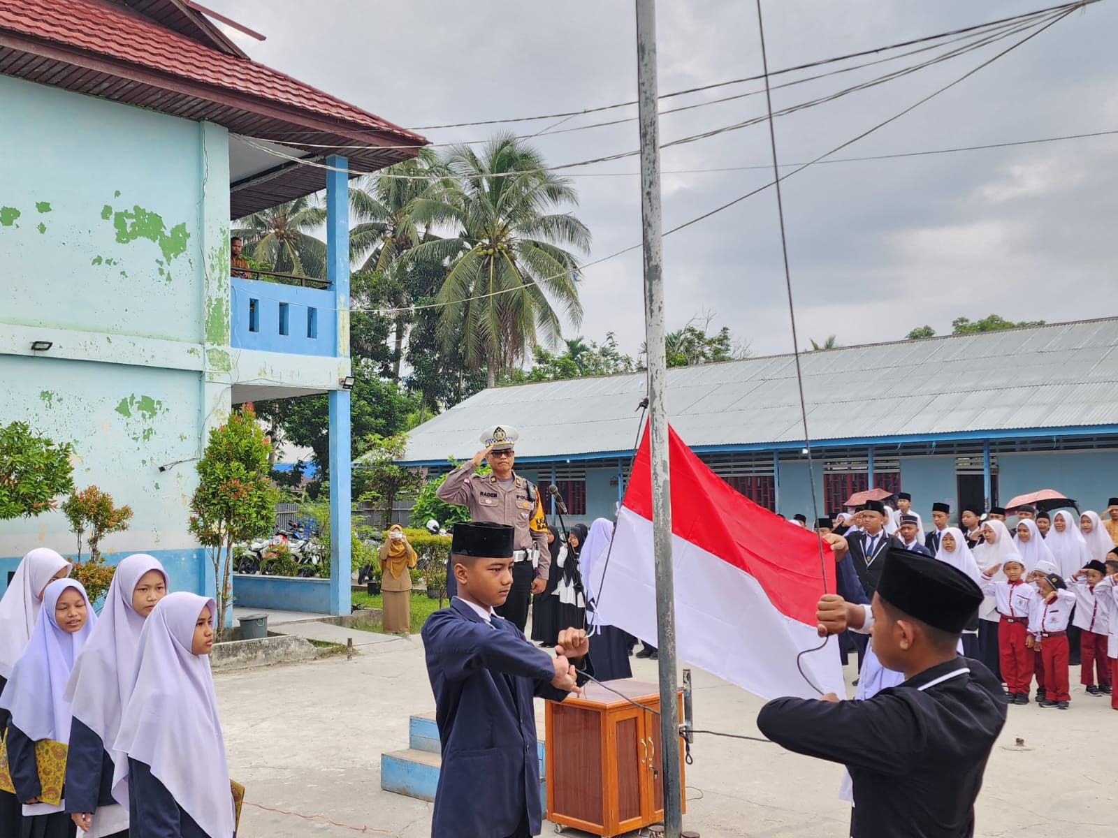 Police Polres Meranti Beri Pencerahan Tentang Nasionalisme dan Tertib Lalulintas Kepada Pelajar