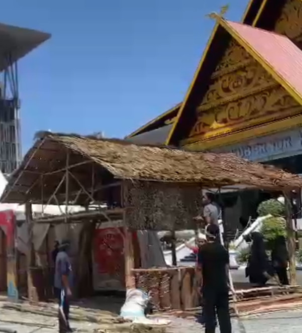Kokoh, Penampakan Rumah Talang Mamak di Tangga Masuk Kantor Gubri