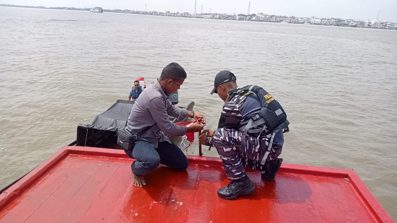 Bendera Merah Putih Mulai Dibagikan Angkatan Laut Selat Panjang