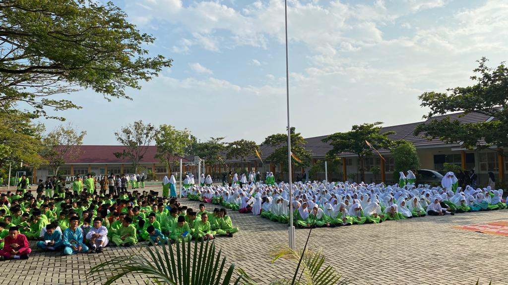 Mahasiswa KKN Kelompok 13 Umri 2023 Bersama BNN Kota Pekanbaru Berikan Edukasi Narkoba ke Siswa MTsN
