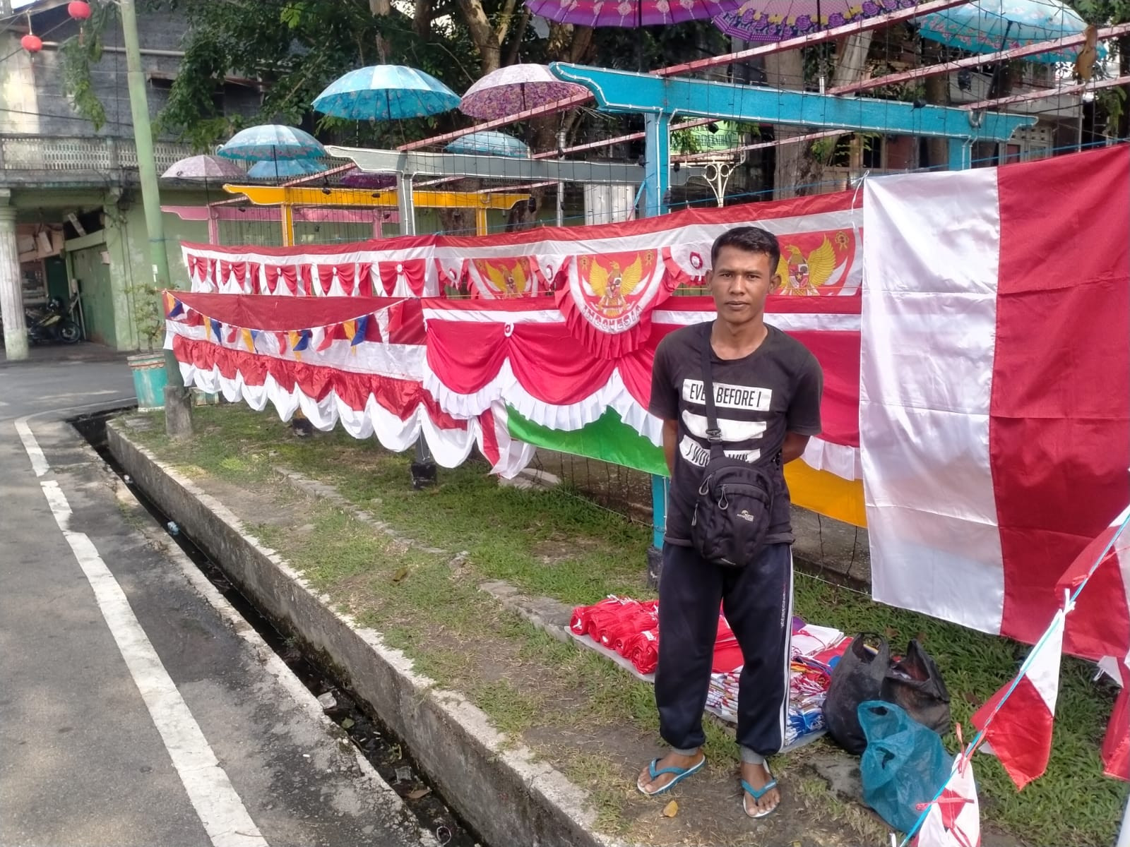 Pedagang Bendera Raih Keuntungan di Kota Sagu Momentum HUT RI