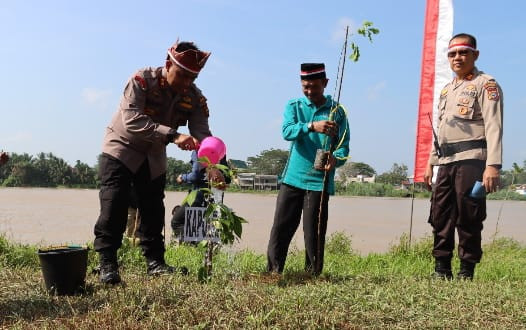 Peringati HUT RI ke-78, Polres Inhu Tanam 3500 Pohon