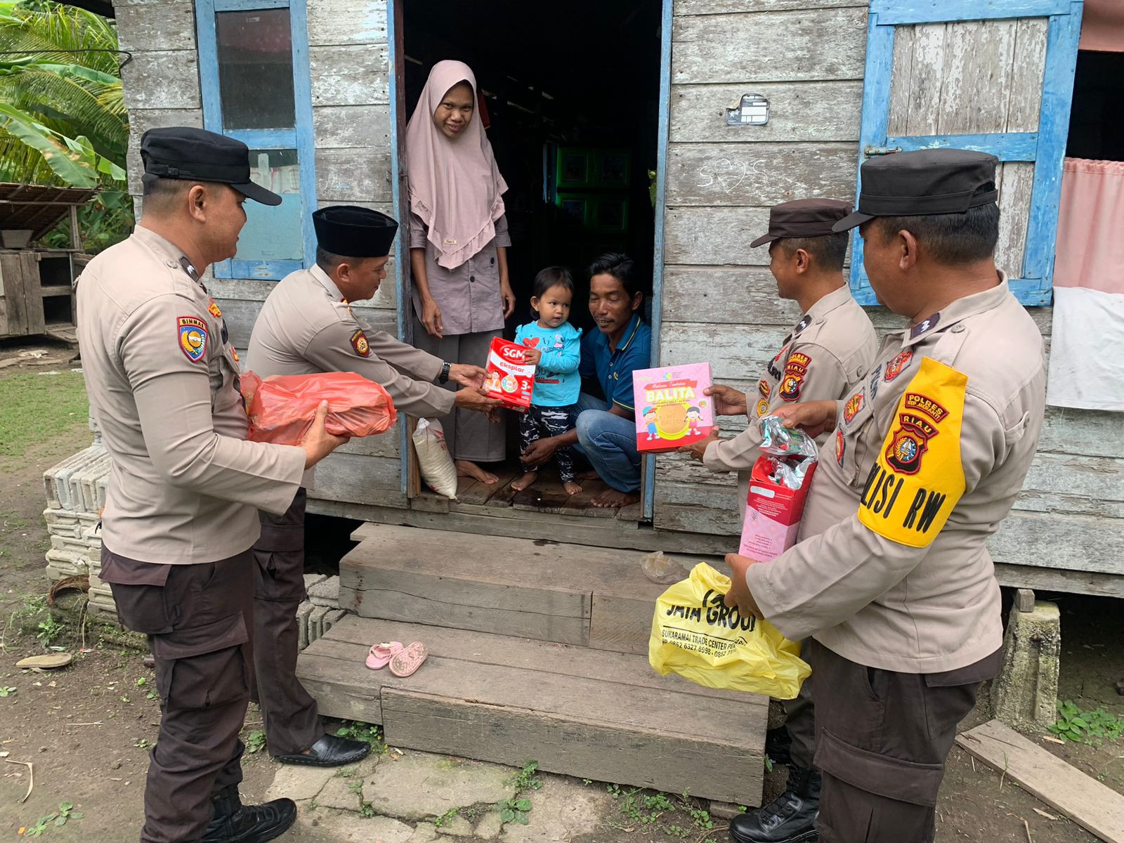 Kamis Barokah, Lagi Dua Balita Penderita Stunting di Merbau dapat Bantuan dari Kapolsek