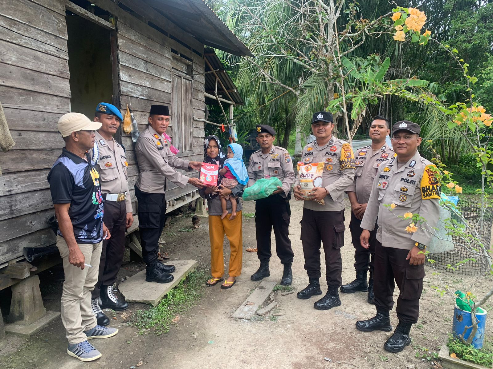 Program Rutin Polres Meranti Tiap Pekan, Kapolsek Merbau Bantu Anak Penderita Stunting