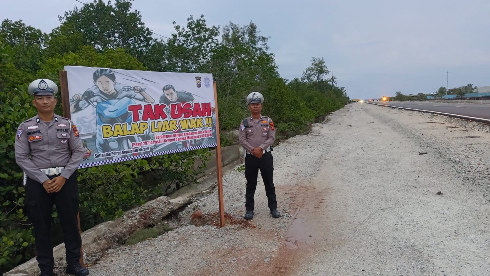 Pasang Puluhan Spanduk Himbauan, Satlantas Polres Meranti Ajak Masyarakat Tertib Berlalulintas