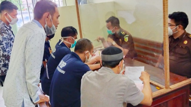 Kejari Kampar Terima Empat Tersangka Korupsi Jalan Kampung Pinang-Teluk Jering