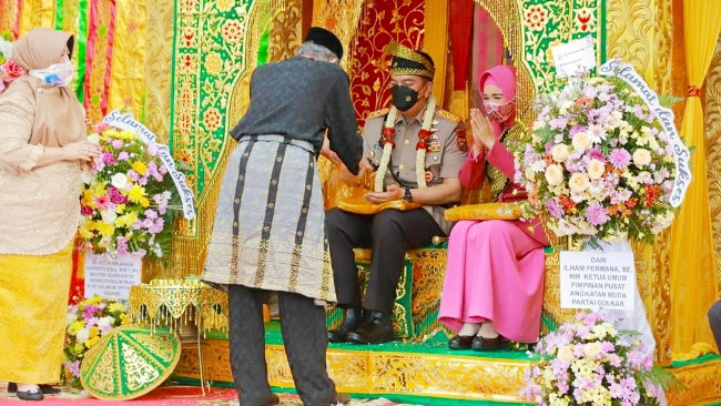 Kapolda Riau Muhammad Iqbal Disambut Adat Tepuk Tepung Tawar.