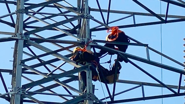 Perempuan Gila Buat Heboh Satu Kampung dengan Panjat Tower Tegangan Tinggi