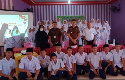 Kejari Kampar Gelar Penyuluhan Bahaya Narkoba Bagi Siswa MTS-N 