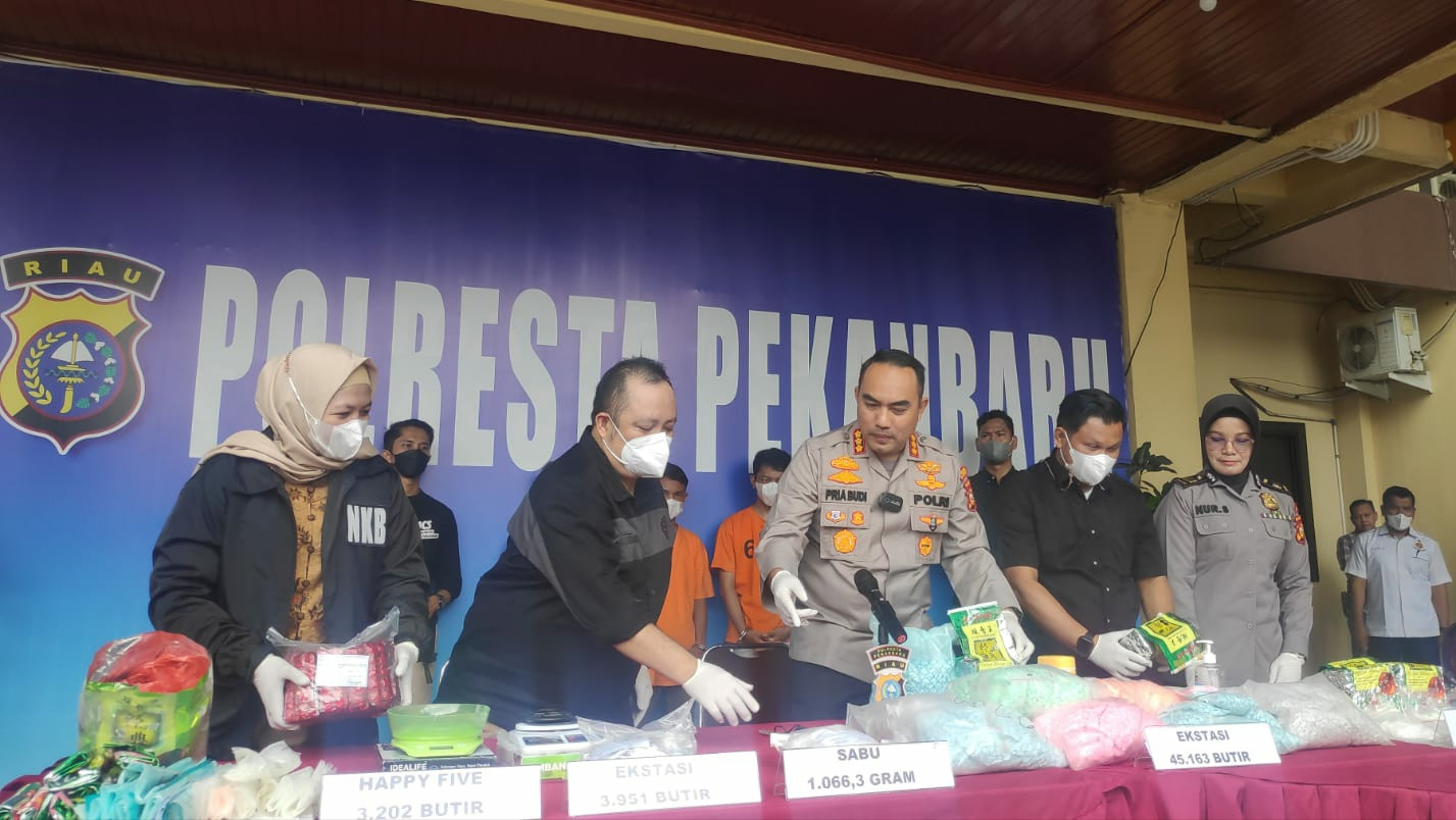 Suami Istri di Pekanbaru Kompak Jualan Narkoba, Barang Buktinya Miliaran Rupiah