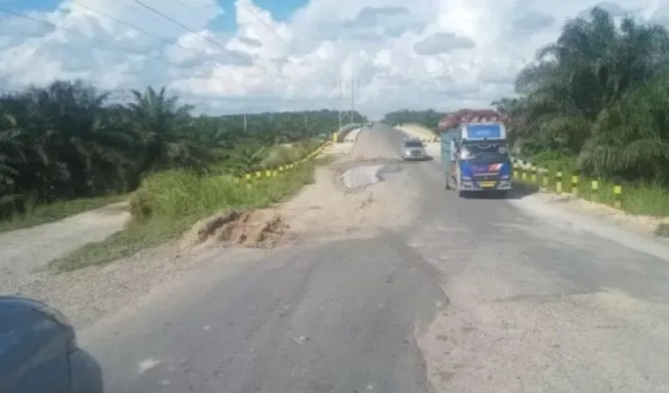 40 Persen Ruas Jalan Kewenangan Provinsi Riau Dalam Kondisi Rusak