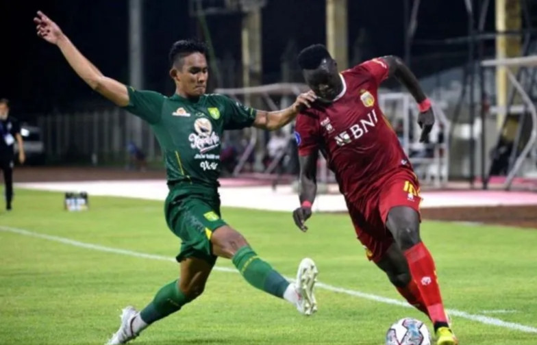 Persebaya Percayakan Ban Kapten Kepada Rizky Ridho Saat Hadapi Persita