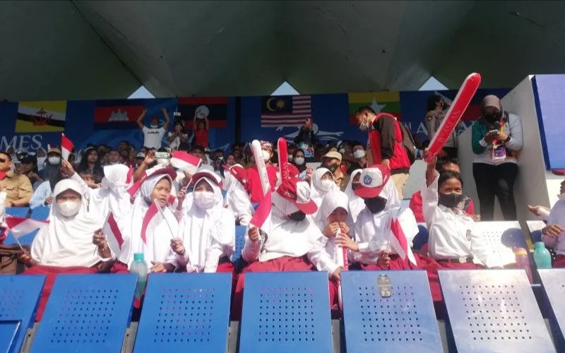 Puluhan Siswa SD Hadir Di Stadion Dukung Atlet Indonesia