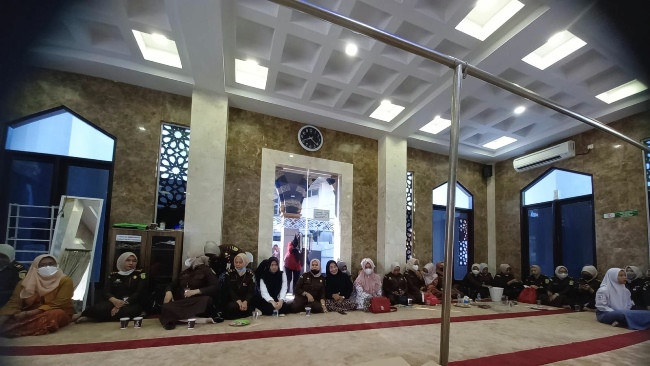 Pegawai Kejati Riau Laksanakan Kajian Rutin