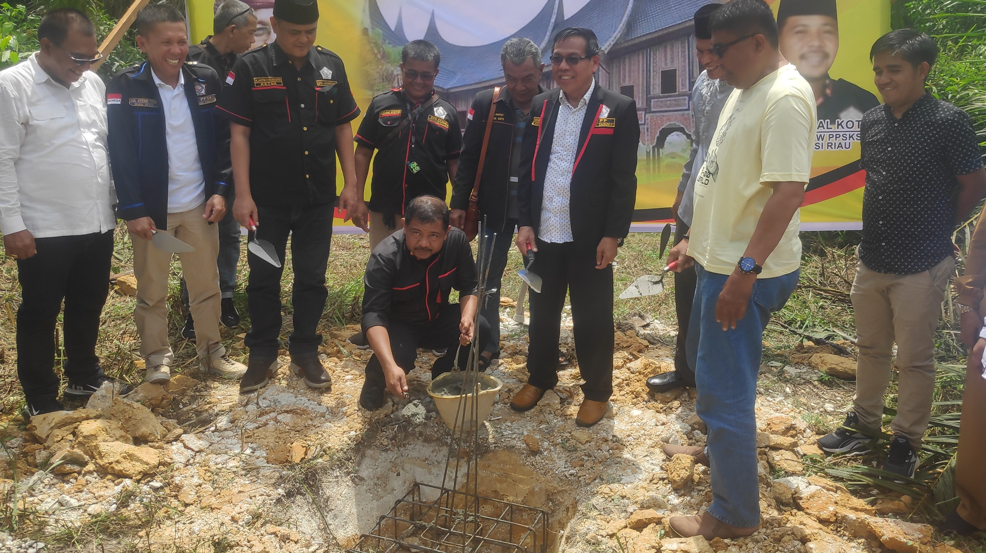 Warga Suku Koto Sadunia Riau Letakkan Batu Pertama Pembangunan Rumah Gadang