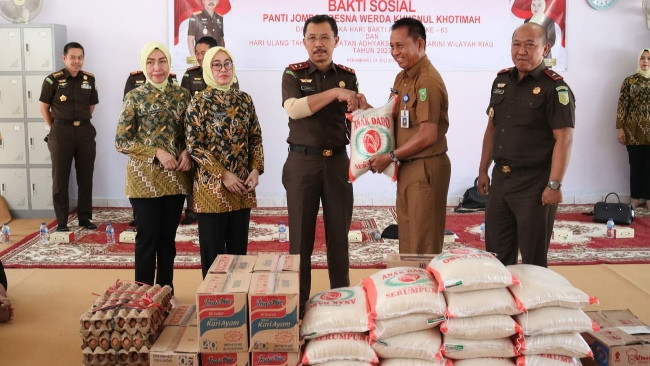 Kajati Riau Salurkan Tali Asih ke Panti Asuhan Jompo 