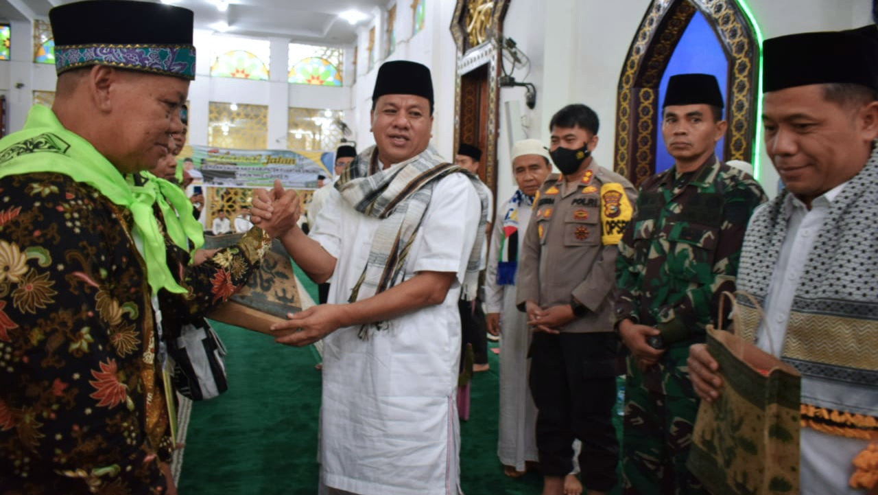 Suasana Haru Saat Suhardiman Amby Lepas 114 Calon Haji Kuansing