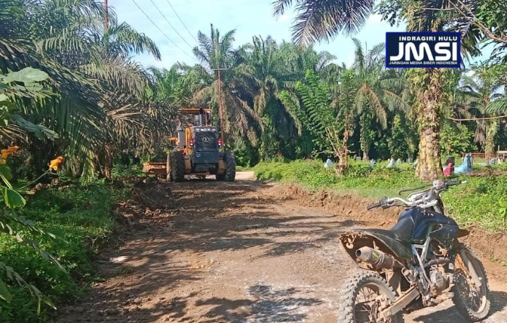 Pabrik PT KAS Bantu Perbaiki Jalan Desa Batu Papan