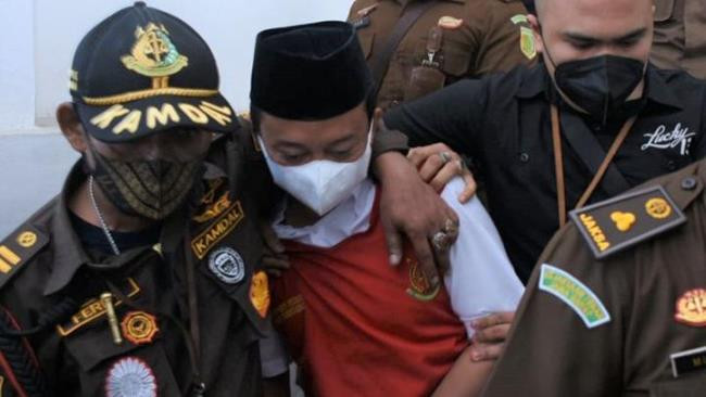 Pemerkosa 13 Santri Hanya Dihukum Seumur Hidup