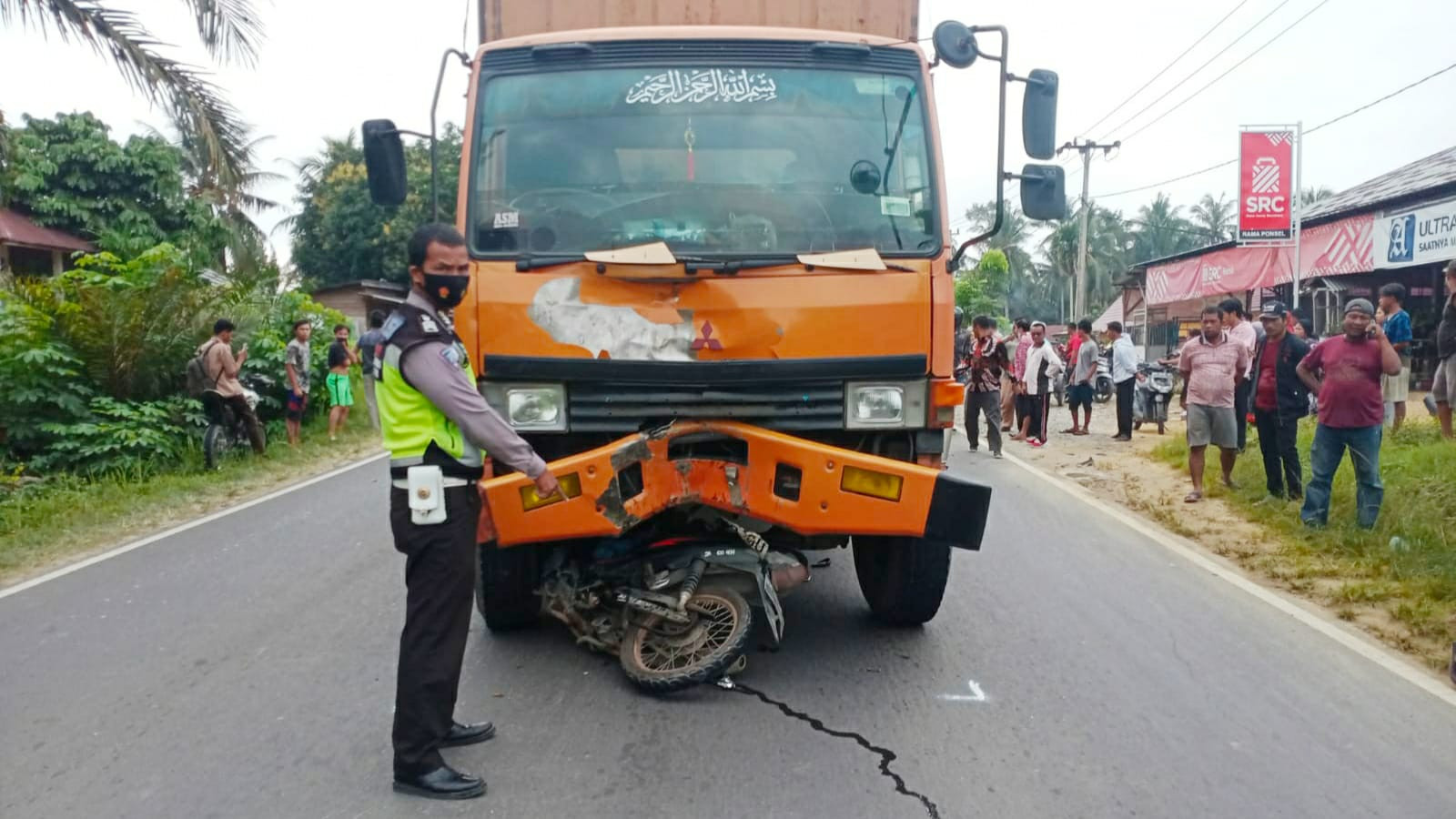 Pengendara Sepeda Motor Meninggal Setelah Ditabrak Truk Fuso