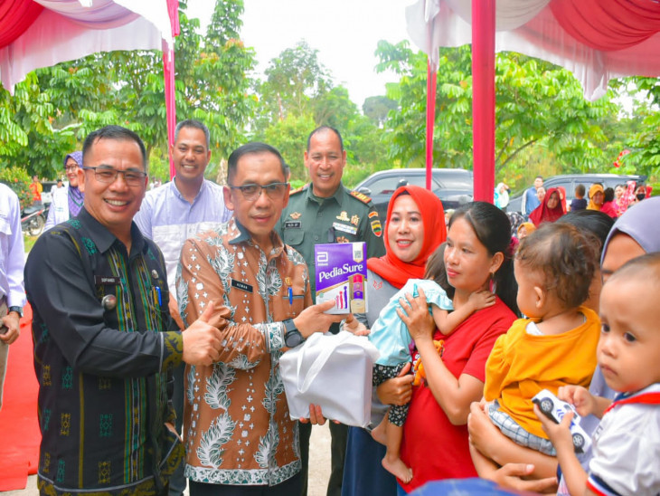 Plt Sekda Kampar Serahkan Bantuan PMT Bagi Anak Stunting dan Ibu Hamil di Tapung