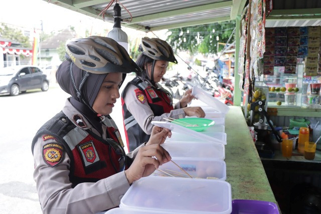 Polwan Polres Meranti Patroli Sambil Bagikan Helm Gratis dan Sambangi Pedagang UMKM