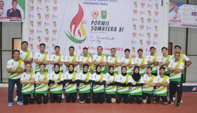 Para Pemain dan Pelatih Sepaktakraw Riau foto Bersama di GOR Sepaktakraw Purna MTQ, Pekanbaru