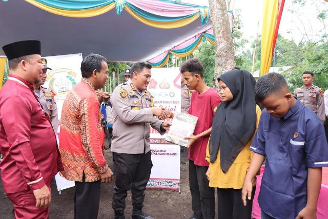 Wujud Polri Peduli Dunia Pendidikan, Kapolres Meranti Kunjungi dan Bantu SLB di Pulau Terluar Ini