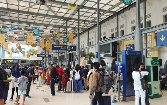 Jelang Lebaran, Stasiun Pasar Senen Mulai Ramai Pemudik