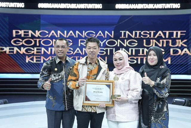 Bupati Rohil Terima Penghargaan Penanganan Stunting dan Kemiskinan Ekstrem,Acara Ini Dihadiri Wapres