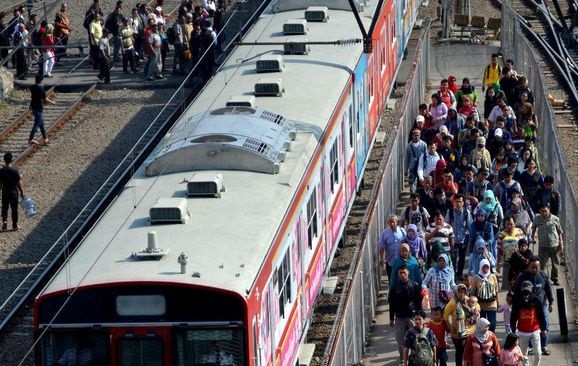 Perjalanan KRL Terhenti Imbas Gangguan Listrik di Pasar Minggu