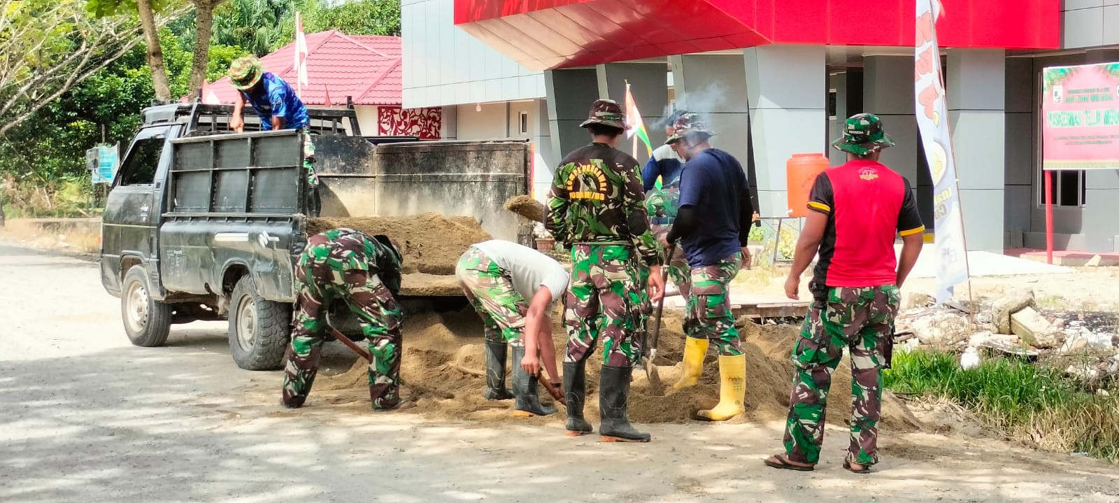 Satgas TMMD Ke 115 Bersama Warga Lansir dan Pastikan Material Tak Putus Dilokasi