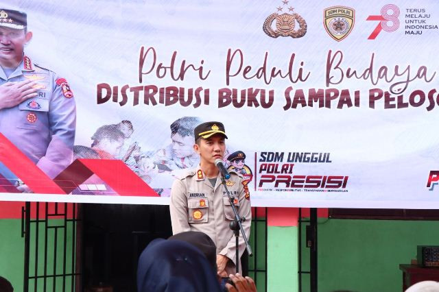 Polda Riau Polri Peduli Budaya Literasi, Kapolres Rohil Serahkan 664 Buku Di SMA N 3 Sintong