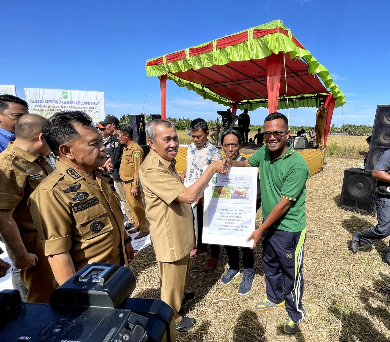 Gubernur Syamsuar dan Plt. Bupati Asmar Panen Raya di Rangsang Pesisir