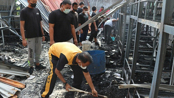 Puluhan Bintara Remaja Polres Rohul Bersihkan Sisa Kebakaran Ponpes Khalid Bin Walid 