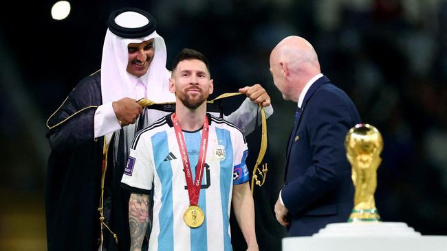 Sekelumit Sejarah Bisht, Jubah Spesial Arab yang Dipakaikan ke Messi  