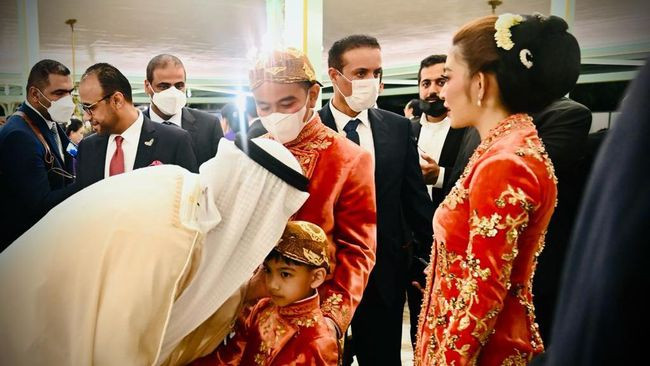 Putra MBZ Kecup Kening Jan Ethes di Pernikahan Kaesang-Erina