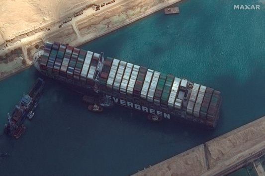 Terusan Suez Macet Karena Kapal Kargo